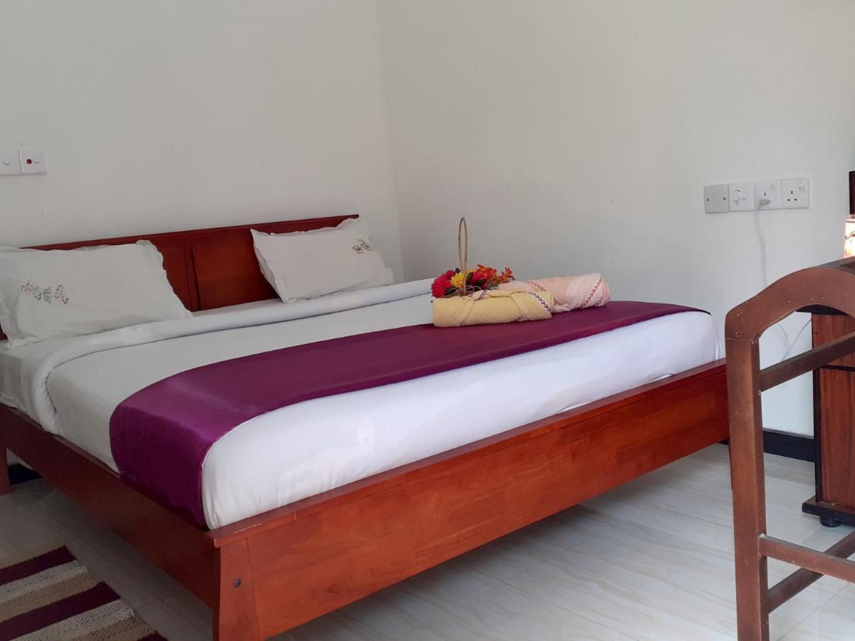 Subash Hotel Nallathanniya Værelse billede